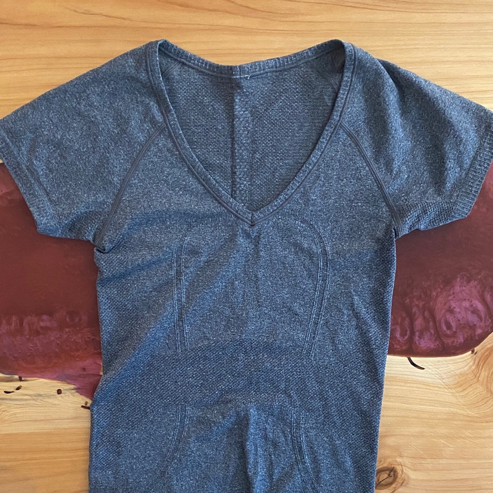lululemon Swiftly Tech Short Sleeve V-Neck Heathered black size 4